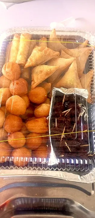 Small chops: Samosas Spring rolls, puff puff and Stick meat|MOさん