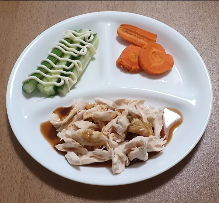 Snapdishの料理写真:ササミのわさびぽん酢かけ
きゅうりのマヨネーズ
にんじん
ご飯🍚|ナナさん