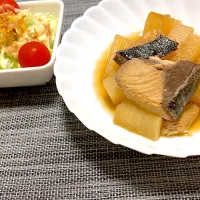 Snapdishの料理写真:ぶり大根、キャベツサラダ|maa@さん