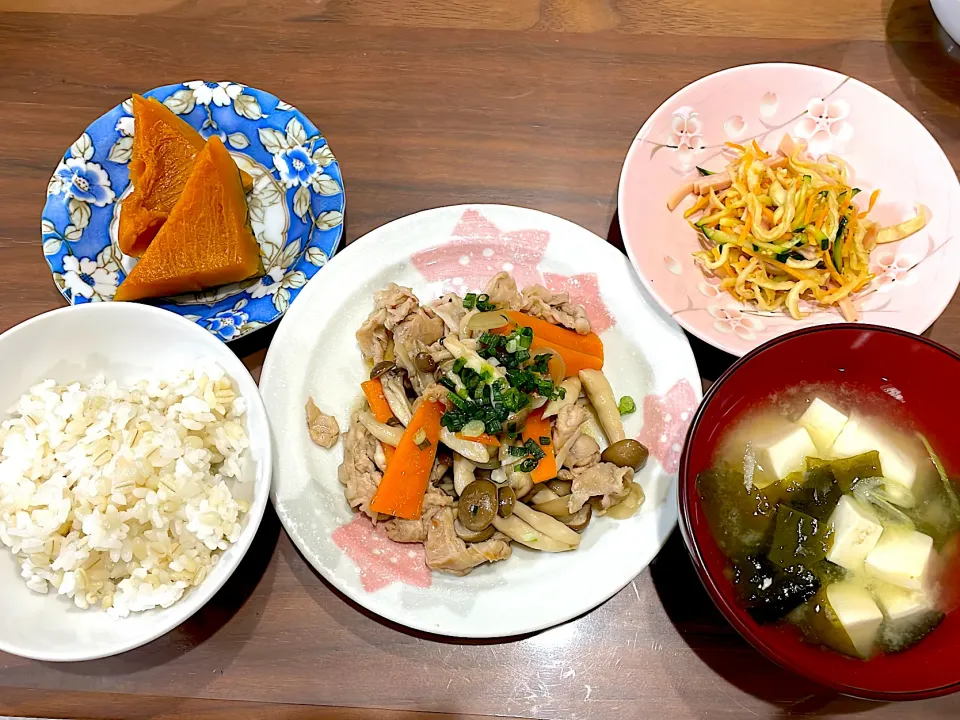 Snapdishの料理写真:豚バラときのこのポン酢炒め　豆腐とわかめの味噌汁　切り干し大根のサラダ　かぼちゃの煮物|おさむん17さん