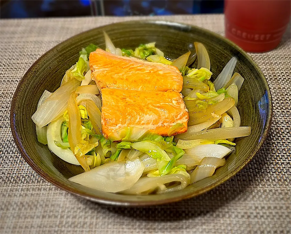 鮭とキャベツのオイスターバター焼き🐟✨|あちゃこさん