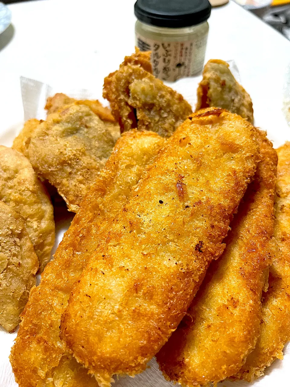 揚げるだけのチーズチキンカツとアジフライです😋|ささるみさん