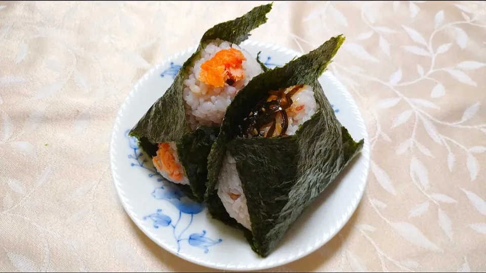 6/26の夜勤弁当
雑穀米でおにぎり2種🍙
塩鮭と昆布佃煮|卯月さん