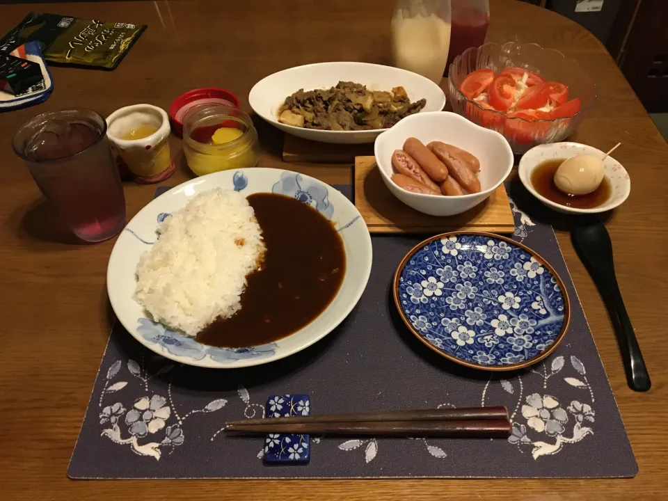 カレーライス、牛肉野菜炒め、ボイルドウインナー、サラダ、味玉(夕飯)|enarinさん