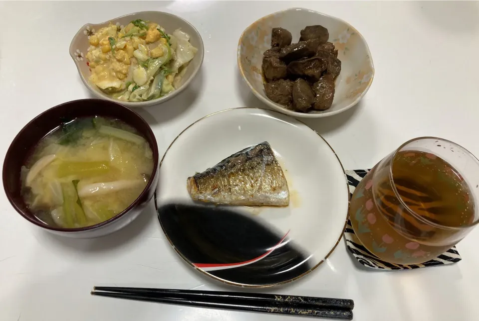 Snapdishの料理写真:晩御飯☆ゴマドレサラダ（豆苗・キャベツ、コーン・卵）☆鯖☆鶏肝の炒め煮（焼肉のタレ味）☆みそ汁（白菜・しめじ・小松菜）|Saharaさん