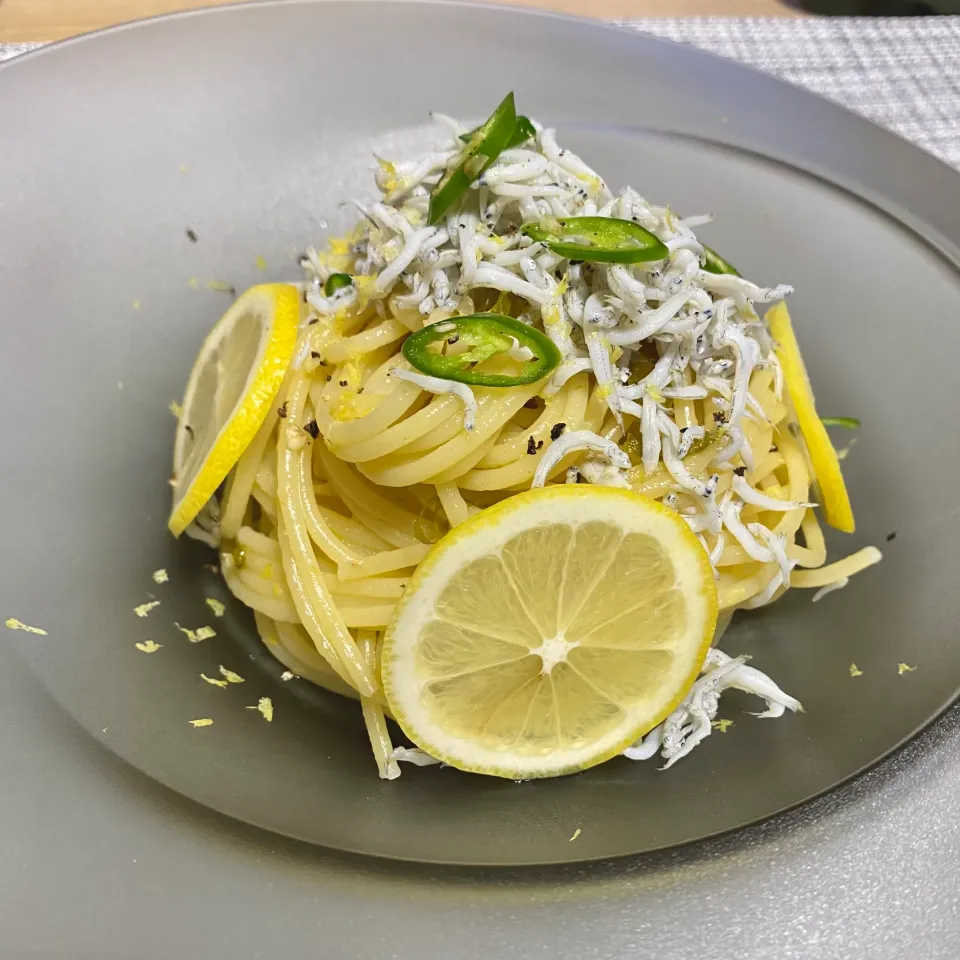 レモンと青唐辛子としらすのパスタ|OLの気ままご飯🍽さん