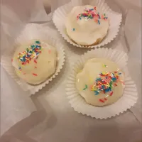 Cupcakes Decorated with icing and colored sugar sprinkles|Agostino Laterzaさん