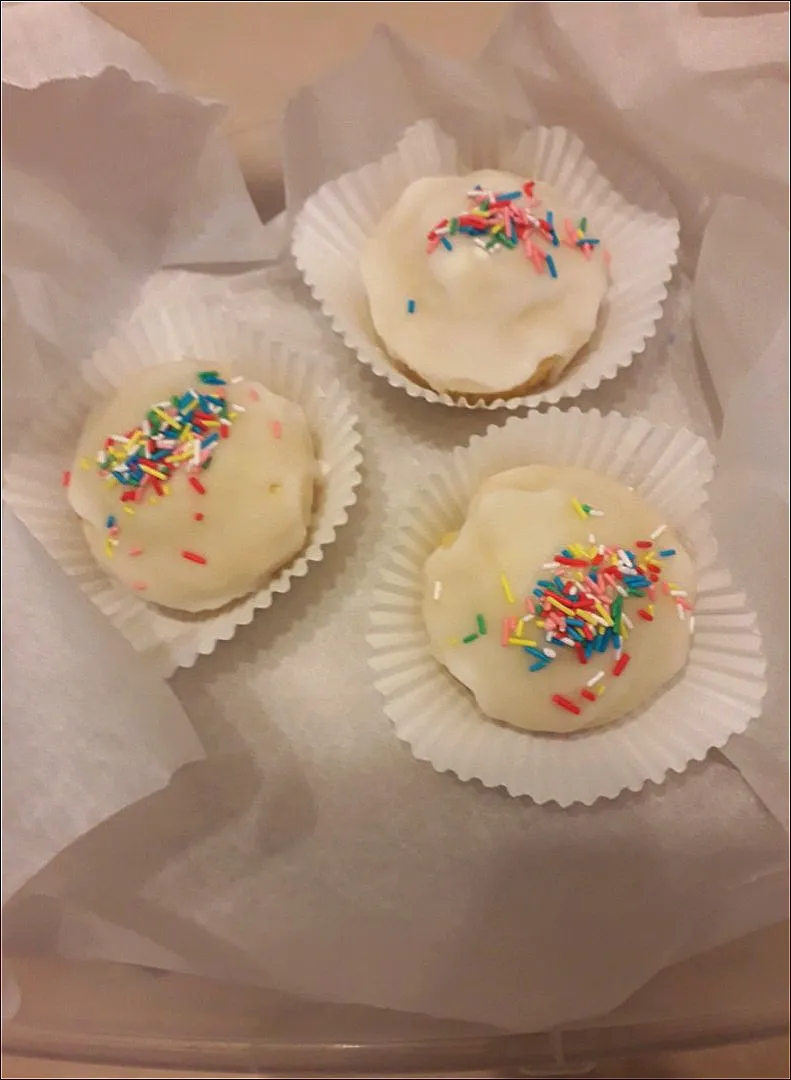 Cupcakes Decorated with icing and colored sugar sprinkles|Agostino Laterzaさん