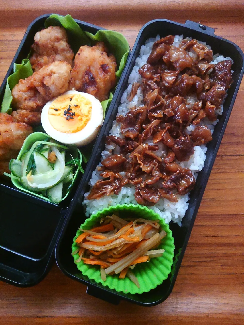 43日目
牛しぐれ煮丼、きんぴら、唐揚げ、ゆで卵、胡瓜てとモヤシと水菜とワカメのぽん酢和え|すーじーままさん