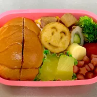 Snapdishの料理写真:ブルーベリーロールパン弁当|かぬままさん