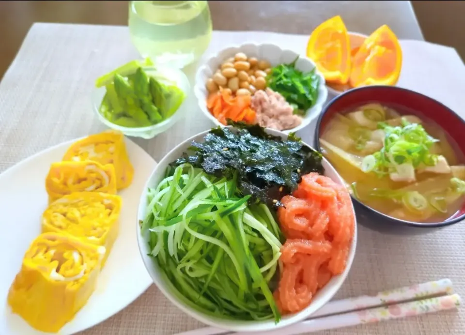 朝ご飯

高野豆腐と蓮根甘煮にしたのを細かく刻みご飯の中に入れ上に酢漬け胡瓜とゴマ塩焼海苔と明太子添え
簡単ちらし寿司です♪|アカネ💖さん