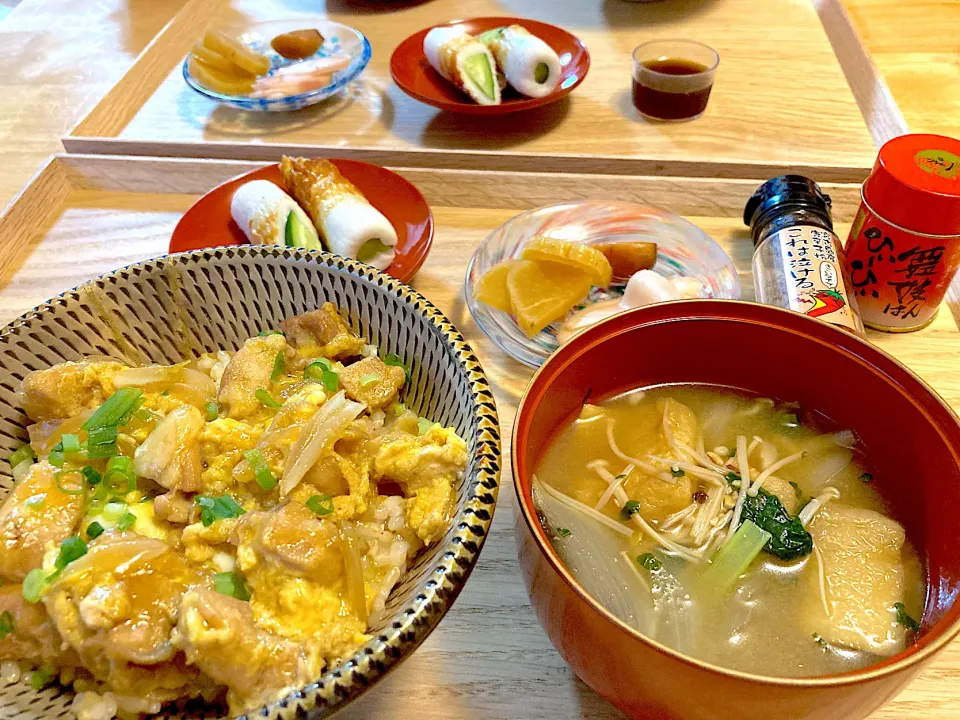 親子丼、タケヤ名人のみそでエノキと小松菜と油揚げのお味噌汁、竹輪きゅうり、お漬物😋|さくたえさん