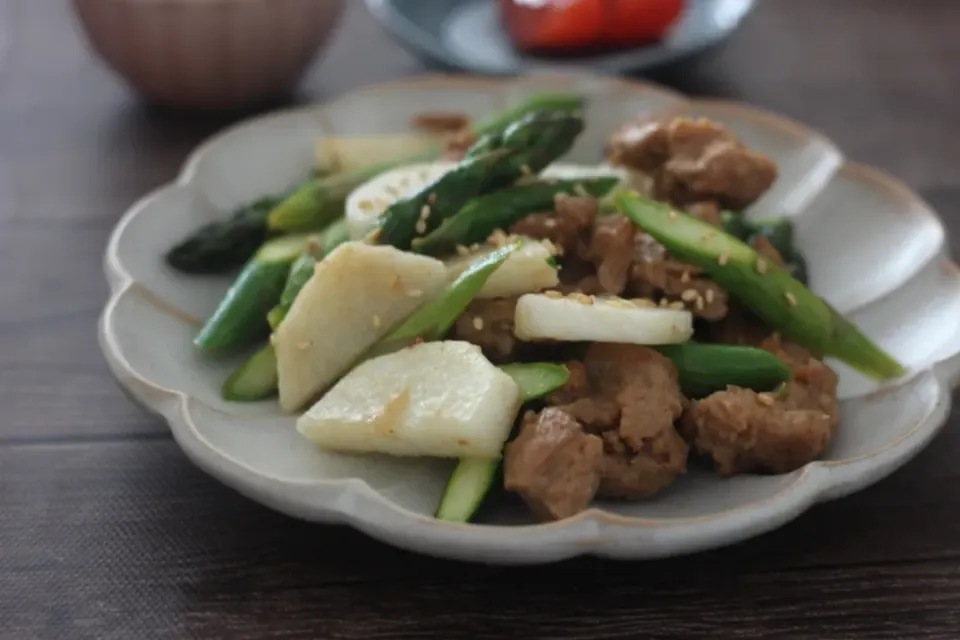 長芋とアスパラと大豆ミートの梅肉炒め|ちいさなしあわせキッチンさん