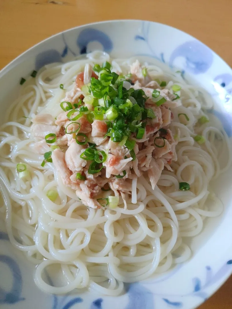 冷やしうどんの鶏肉の梅肉和えのせ Cold udon noodles and chicken dressed with sour plum|Funky Chefさん