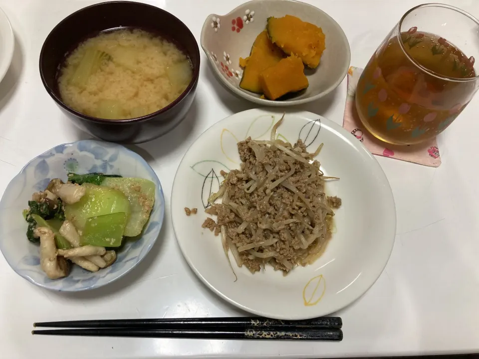 作り置きと作り足して晩御飯☆麻婆もやし☆南瓜の炊いたん☆青梗菜としめじの胡麻和え☆みそ汁（青梗菜・しめじ・じゃが芋）|Saharaさん