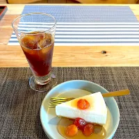 Snapdishの料理写真:ヨーグルトムースケーキ/さくらんぼのコンフィチュール|めぐりやさん