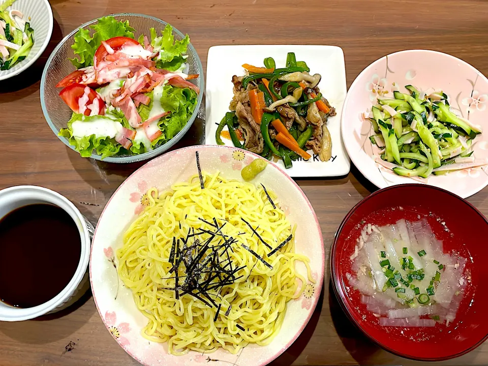 ざるラーメン　大根と鶏ひき肉の中華スープ　きゅうりとハムの塩レモン和え　青椒肉絲風炒め　カリカリベーコンのシーザーサラダ|おさむん17さん