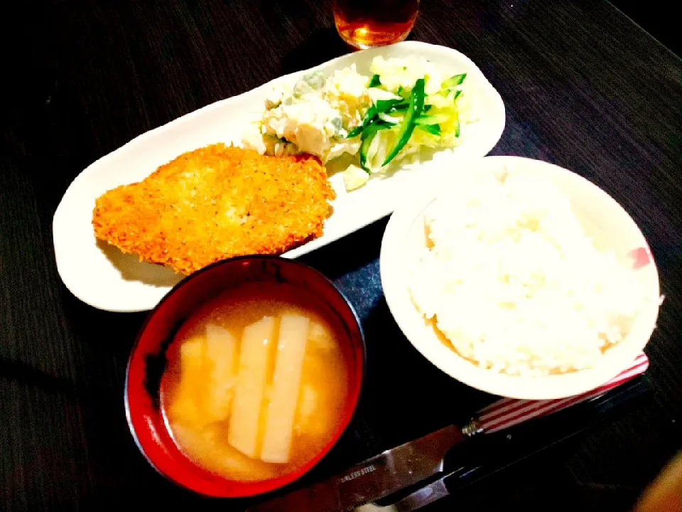 ごはん、大根と油揚げの味噌汁、トンカツ、じゃがいもとアボカドとツナのサラダ、塩キャベツ|サトリさん