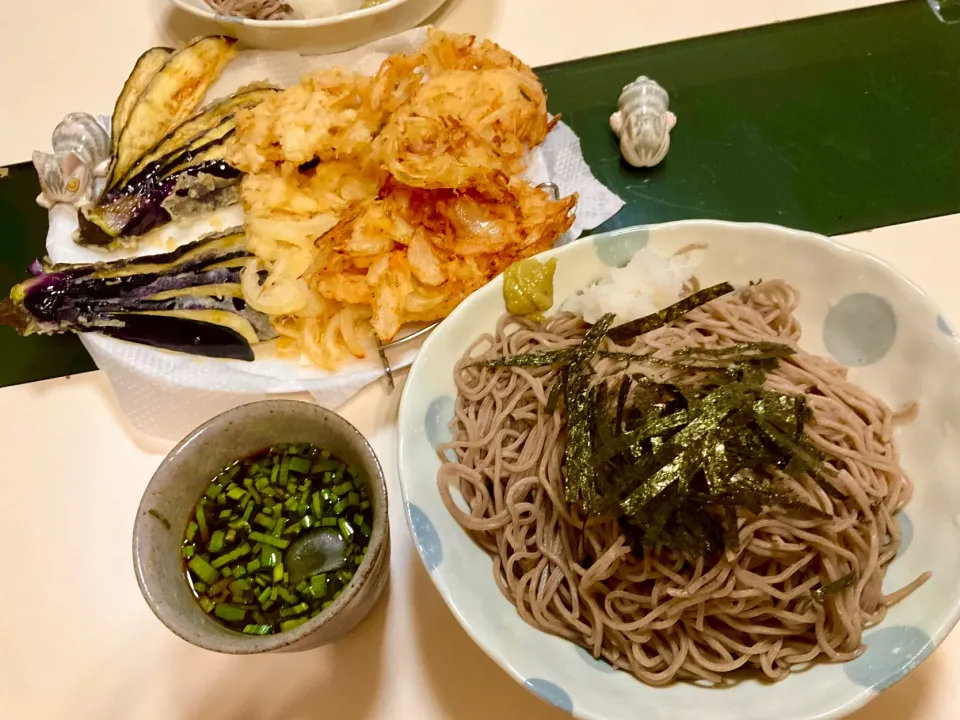 Snapdishの料理写真:お家で冷たいお蕎麦　辛味大根を擦って、茄子天とかき揚げで。|Takeshi  Nagakiさん