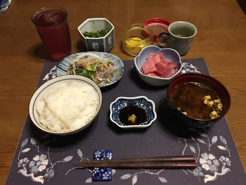 Snapdishの料理写真:鮪・ぶつ切り、土佐造り、ししとう炒め、味噌汁(夕飯)|enarinさん