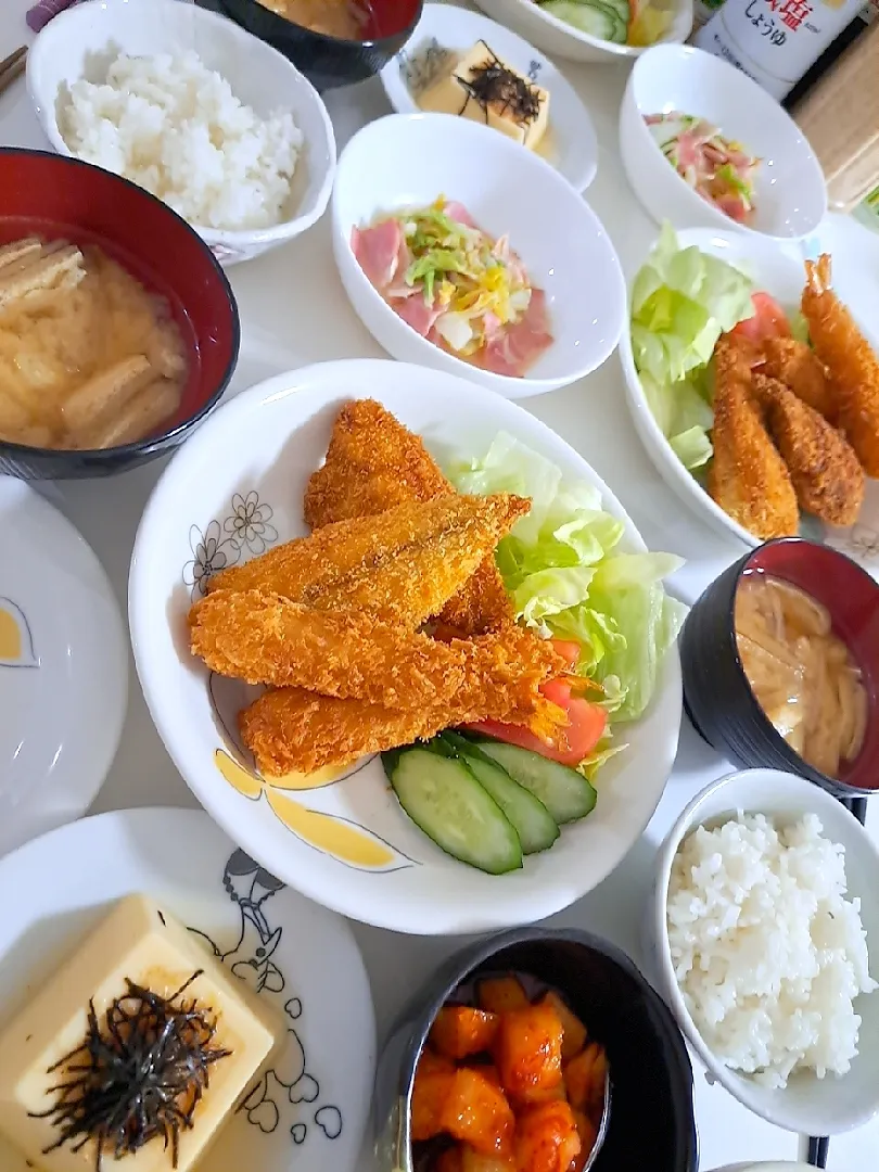 Snapdishの料理写真:夕食(*^^*)
アジフライ&エビフライ🍤&サラダ🥗
白菜とベーコンの重ね煮
玉子豆腐
カクテキ
ごぼうの漬物
お味噌汁(大根、油揚げ)|プリン☆さん