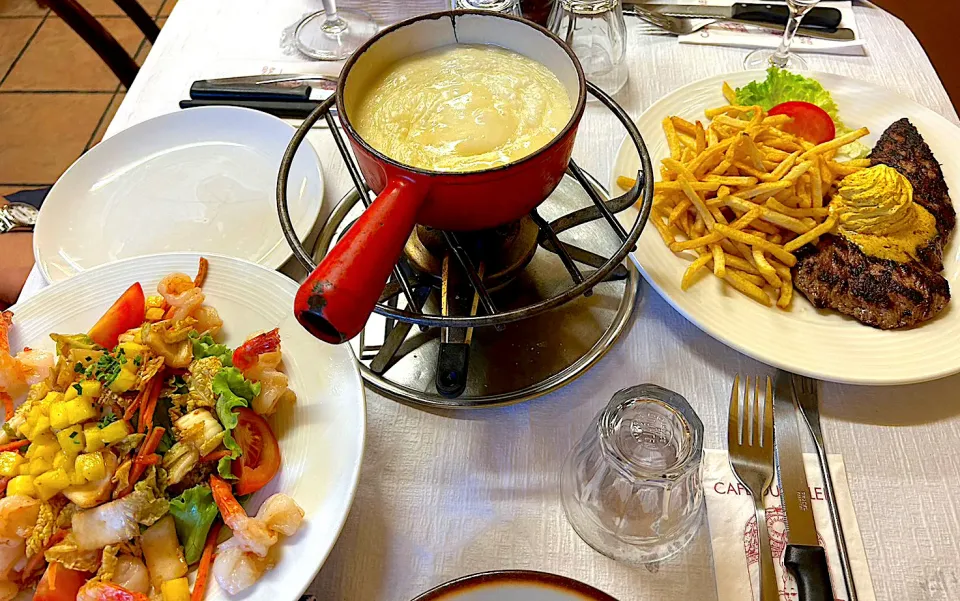 Cheese fondue and beef steak (★Café du soleil, Genève, Switzerland)|Erie.I.Wさん