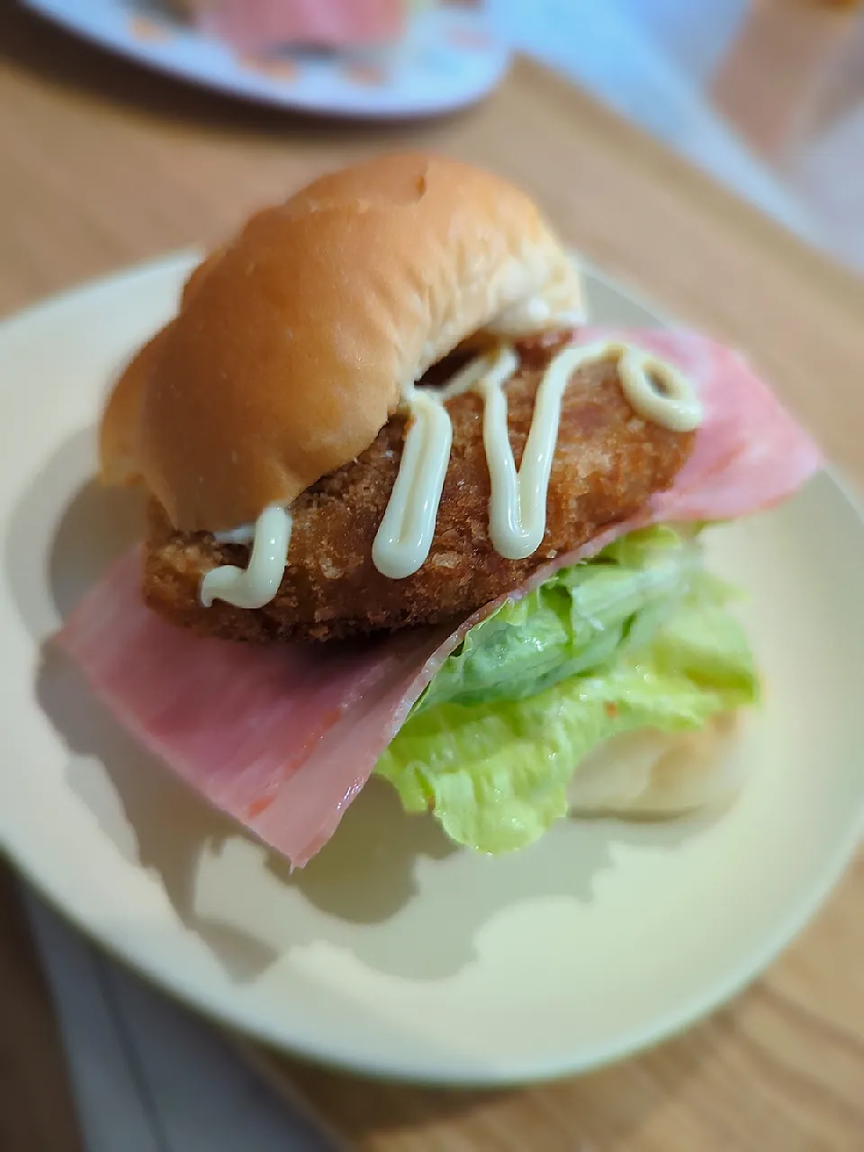 朝ごはん🍞
ベーコンレタスコロッケバーガー🍔😋|みぽりん♪さん