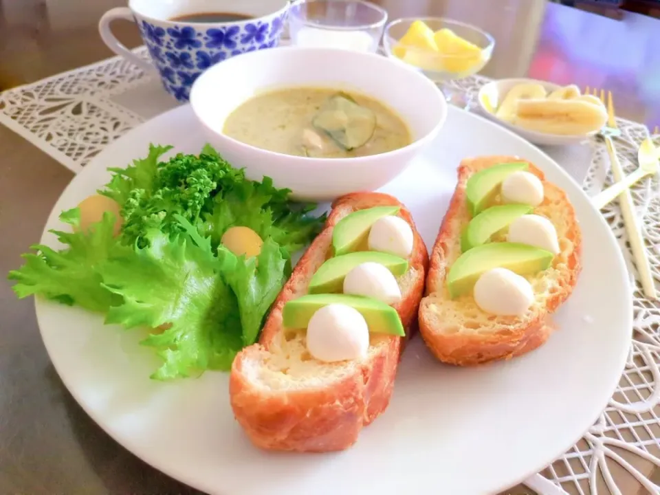 朝ご飯

昨日作った野菜スープとサクっと焼き上がりのパンにバターとワサビ少し胡椒ふりアボカドとマスカルポーネチーズのせてます♫

ほかはサラダ、パイナップル、バナナ、ヨーグルト、珈琲|アカネ💖さん