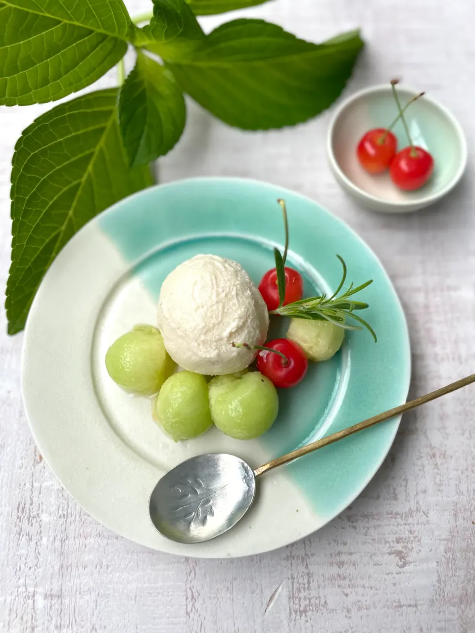 朝活　朝食メロンをくり抜いて、先日作っておいた甘酒アイスと一緒に|sonokoさん