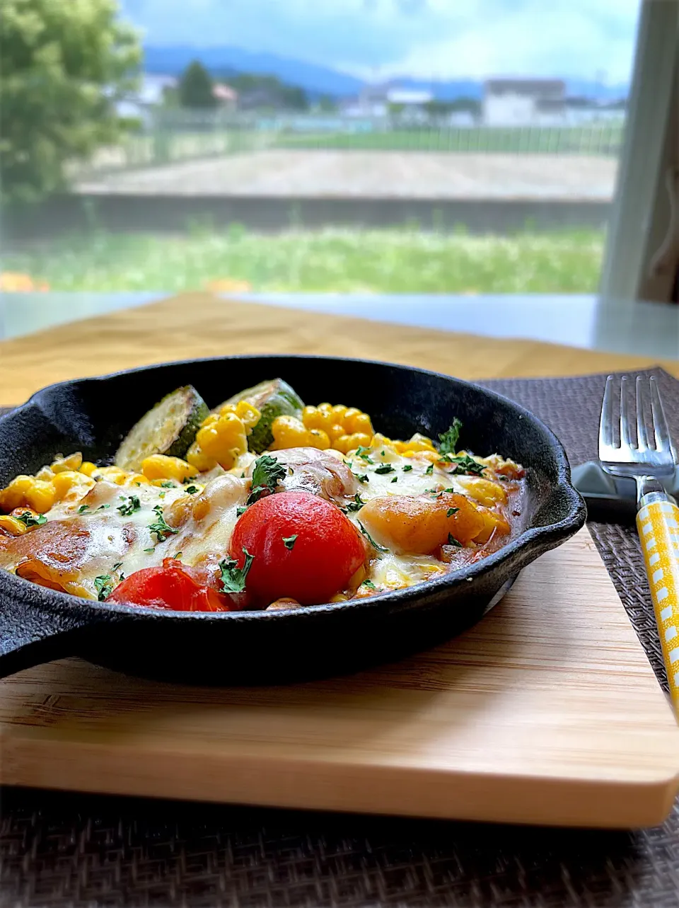 Snapdishの料理写真:採れたてとうもろこし🌽とズッキーニのカレーチーズ焼き|サミカさん