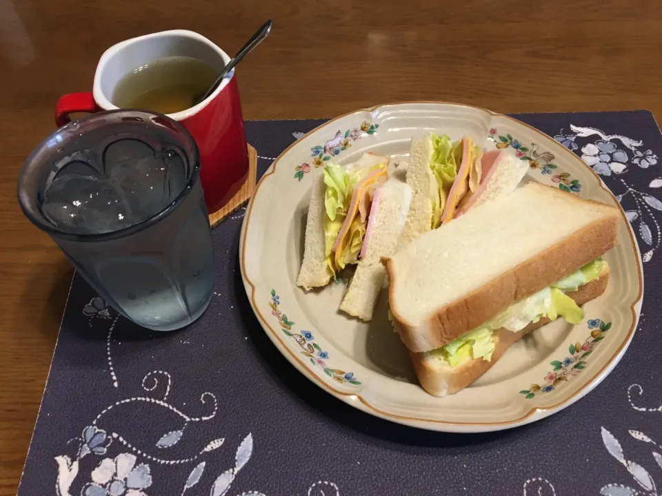 サンドイッチ、玉ねぎスープ、梅ジュース(昼飯)|enarinさん