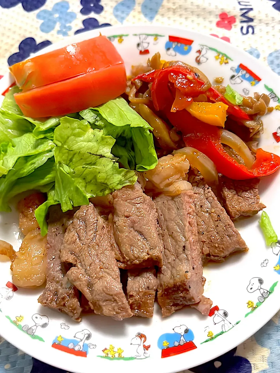 Snapdishの料理写真:サーロインステーキ🥩　添え野菜　レタス🥬　トマト🍅|4jinoanataさん