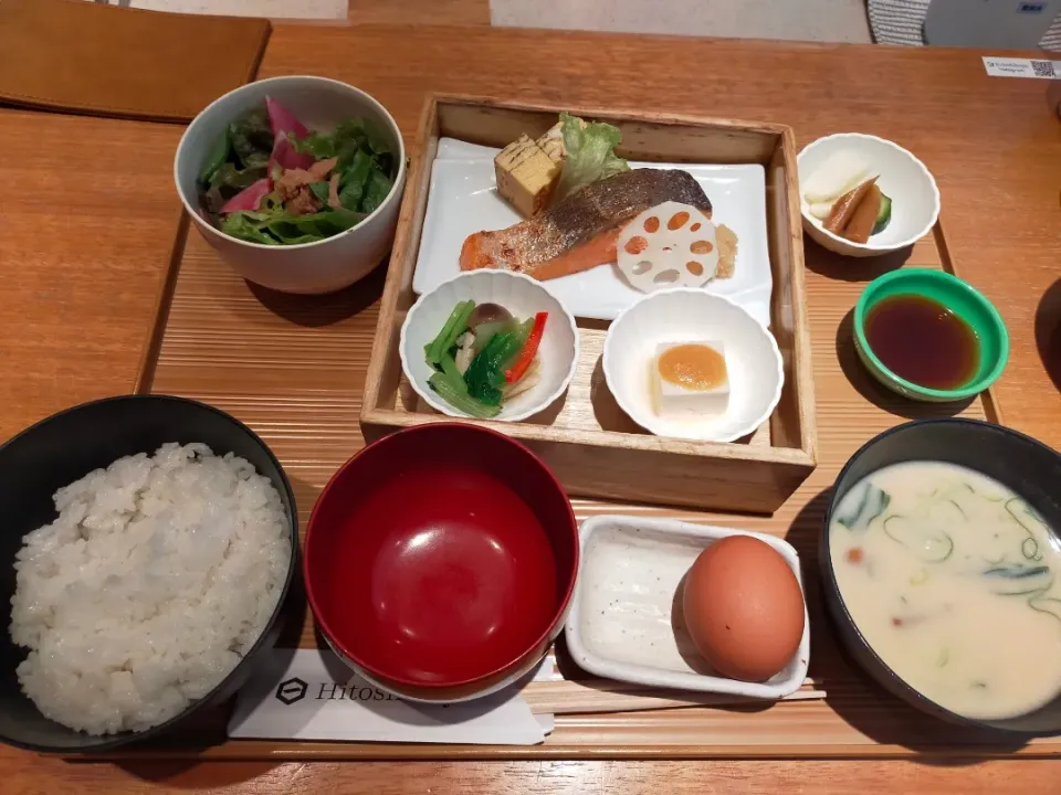 羽田空港、ひとしなやで、鮭定食。美味しかった|フージさん