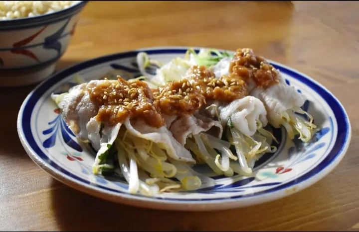 あんみっちゃんさんの料理 サッパリ食べられる♬もやしと大葉の肉巻き～梅味噌だれ|Sandy🌻さん