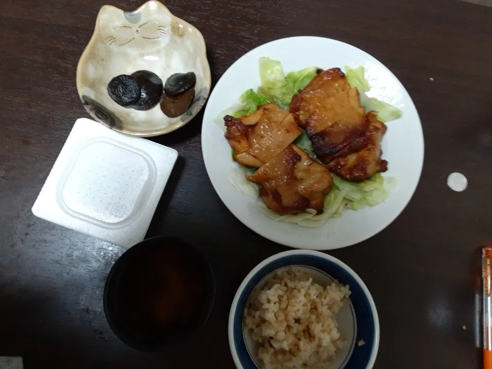 今日は鶏肉の照り焼きと納豆|稲荷キツネさん