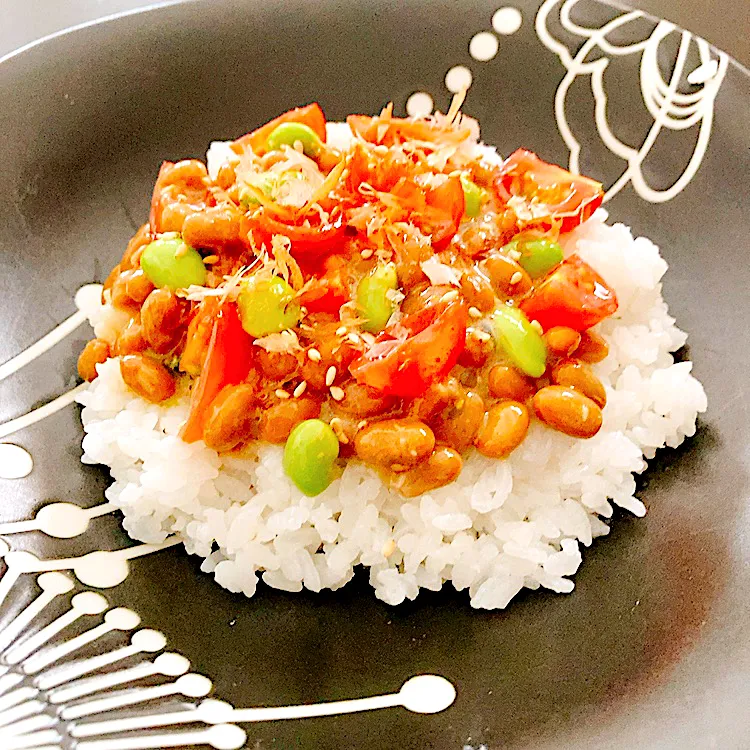 納豆、枝豆、トマトのおかかごま油丼|fai家の暮らしさん