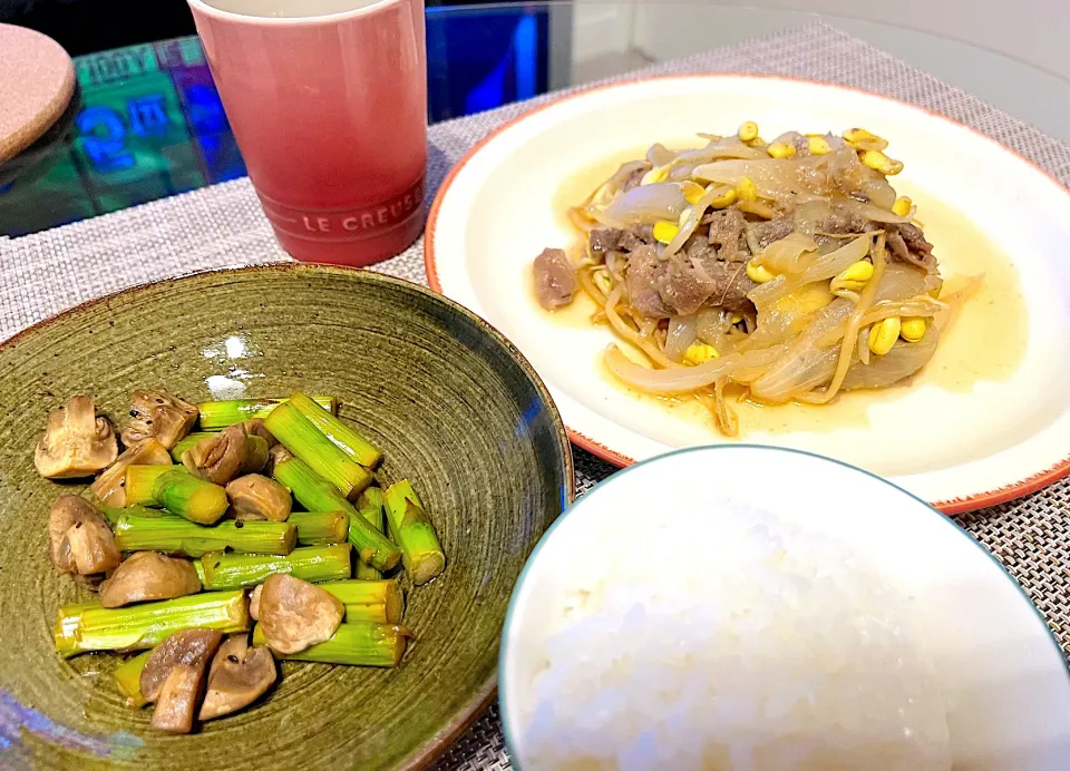 牛肉と豆もやしのプルコギ🥩✨&アスパラとマッシュルームのレモン醤油炒め🍋|あちゃこさん