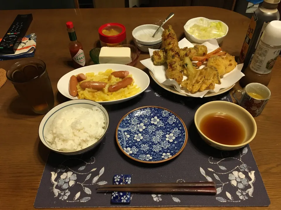 Snapdishの料理写真:天ぷら盛り合わせ、ジャガイモとウインナーのチーズ炒め、冷奴、やさしい麦茶(夕飯)|enarinさん