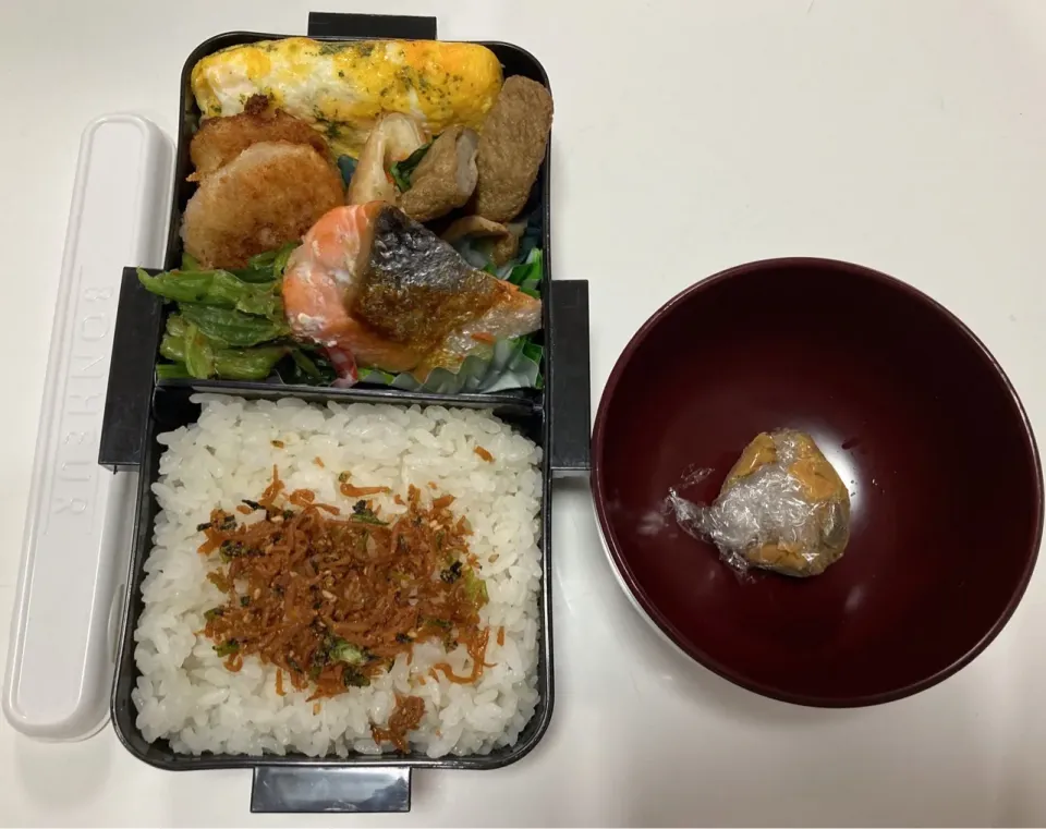 Snapdishの料理写真:パパ弁☆パセリの卵焼き☆鮭☆ほうれん草のお浸し☆じゃこ天炒め☆梅しそチキン☆春巻き☆みそ玉|Saharaさん