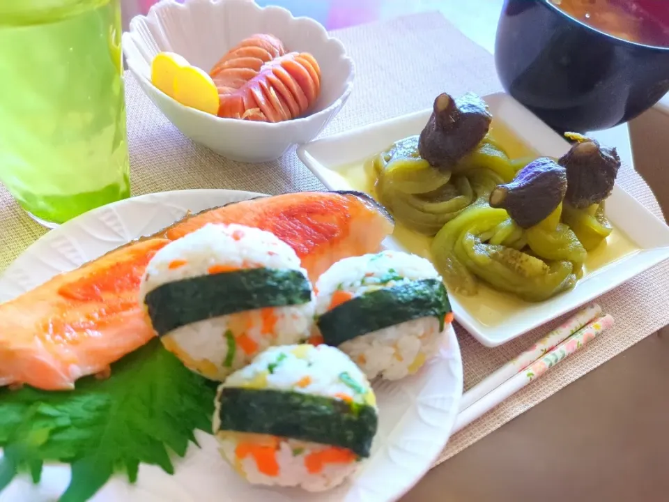 朝ご飯

人参大根煮混ぜ🍙
焼き鮭、茄子煮浸し、卵味噌汁、焼きウインナー、プチトマトです♪|アカネ💖さん