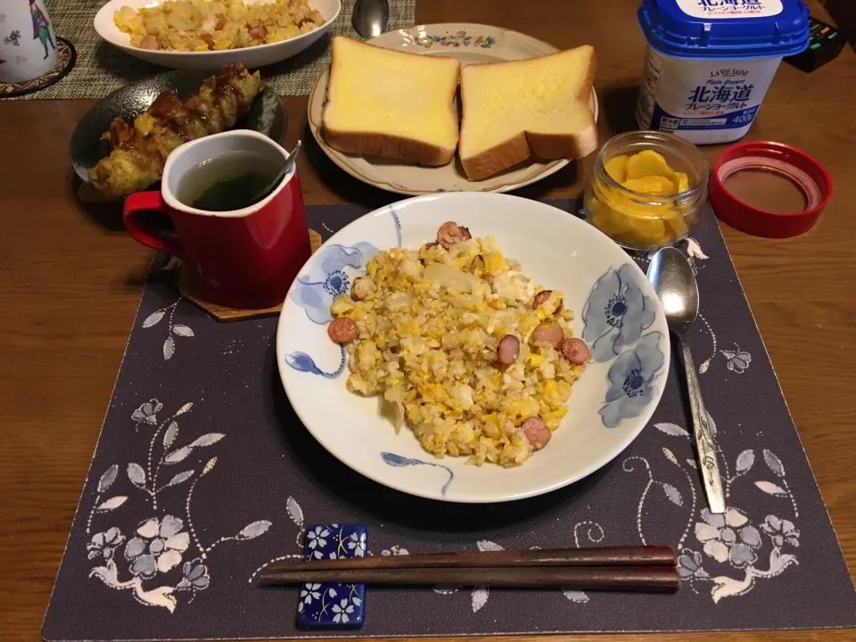 Snapdishの料理写真:炒飯、トースト、ヨーグルト(昼飯)|enarinさん