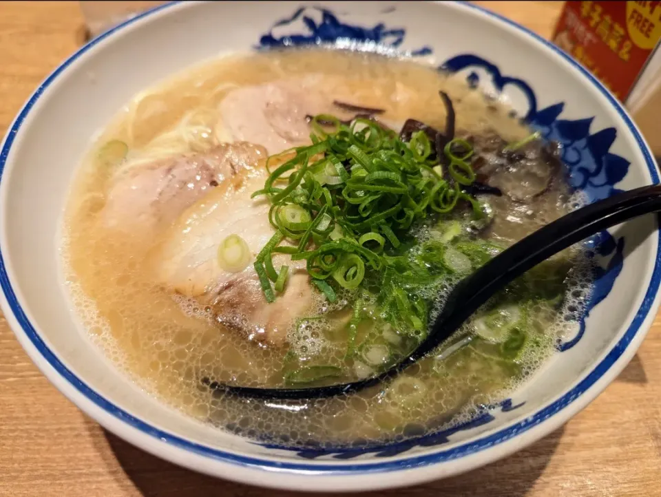 Snapdishの料理写真:糸島豚骨ラーメン@元祖糸島ラーメン銅鑼　福岡空港店|watarunさん