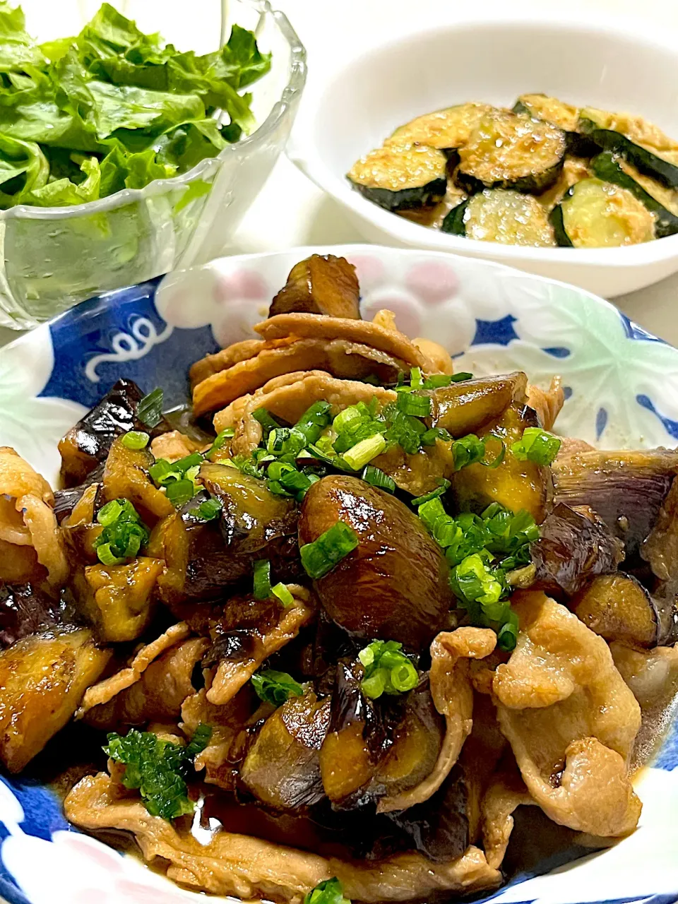 ズッキーニのチーズ焼きと茄子の豚バラ🍆ご飯が進みまーす😋|ささるみさん