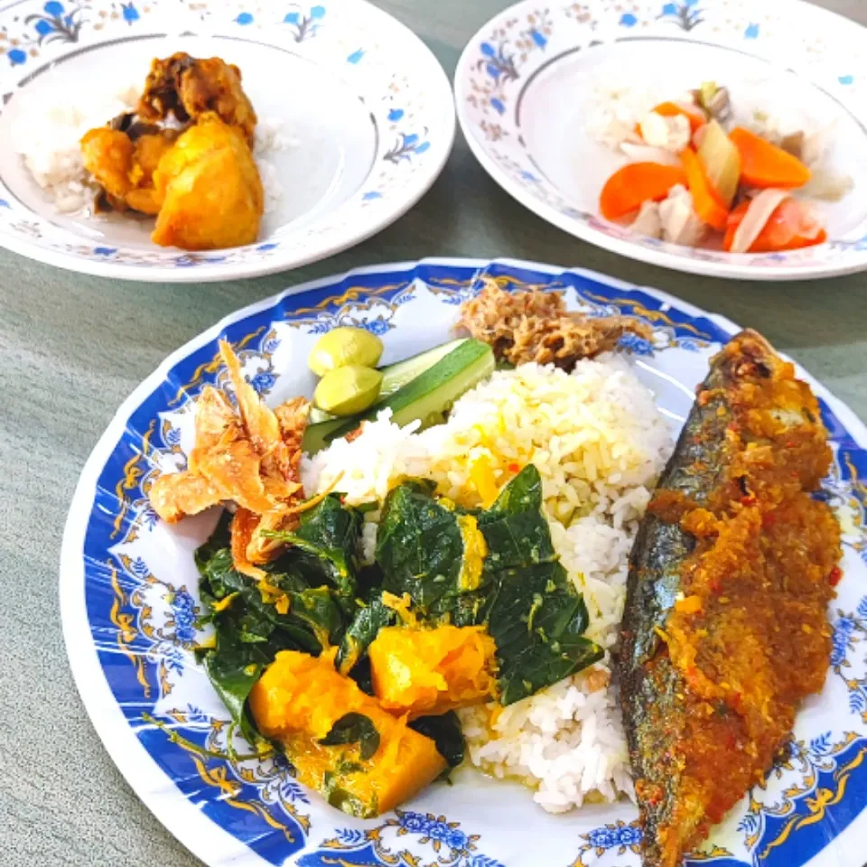 Snapdishの料理写真:Nasi Campur
- Ikan Goreng
- Ikan Masin
- Masak Lemak Kuning Labu dan Pucuk
- Sambal Tempoyak Gesek
- Ulaman|simatasepetさん