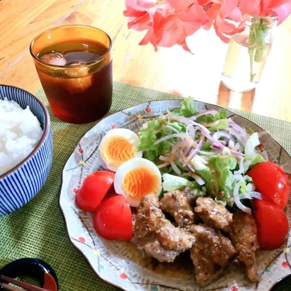 Snapdishの料理写真:ﾚﾀｽと紫玉葱
ﾄﾏﾄ、ゆで卵を添えて^_^

#豚ﾍﾚ
#ﾊﾆｰﾏｽﾀｰﾄﾞ
#少し甘い出汁醤油|みきやんさん