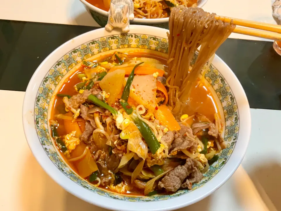 お家で作るカルビ麺(辛め)
鶏がらスープとダシダとコチュジャンと豆板醤、おろしニンニク、生姜でスープを作りました。
#韓国麺
#冷麺の麺
#暑い日に熱い物を食べる|Takeshi  Nagakiさん