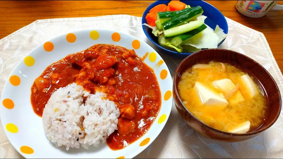 6/27の朝ごはん
トマトたっぷりのカレー🍛|卯月さん