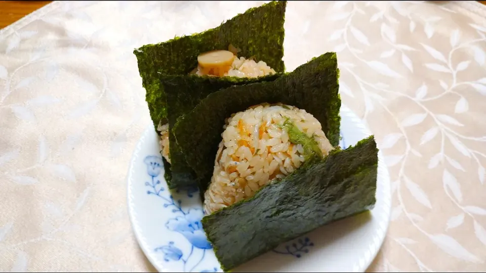 Snapdishの料理写真:6/27の夜勤弁当
山菜の炊き込みご飯のおにぎり🍙|卯月さん