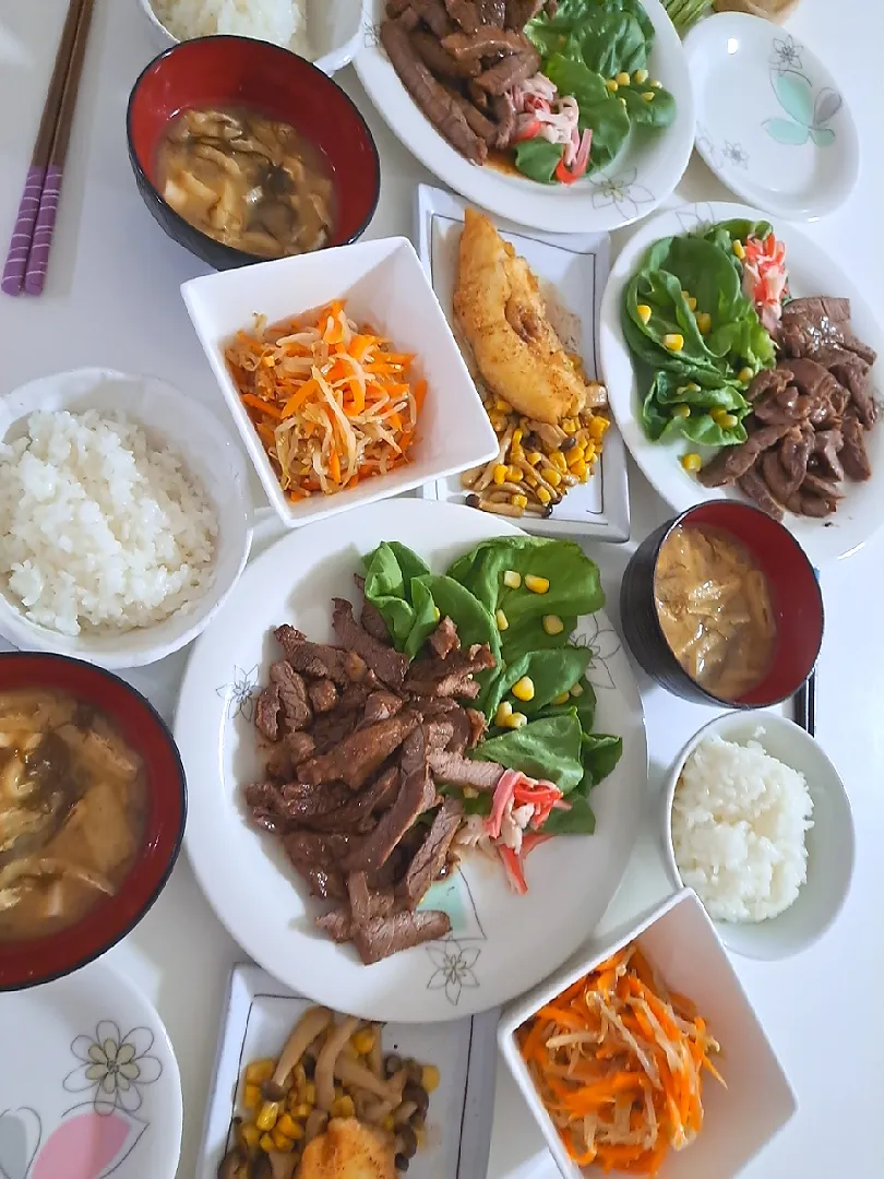 夕食(*^^*)
ステーキ&サラダ🥗
カラスカレイとシメジとコーンのバター
もやしと人参のナムル
お味噌汁(もずく、油揚げ、豆腐)|プリン☆さん