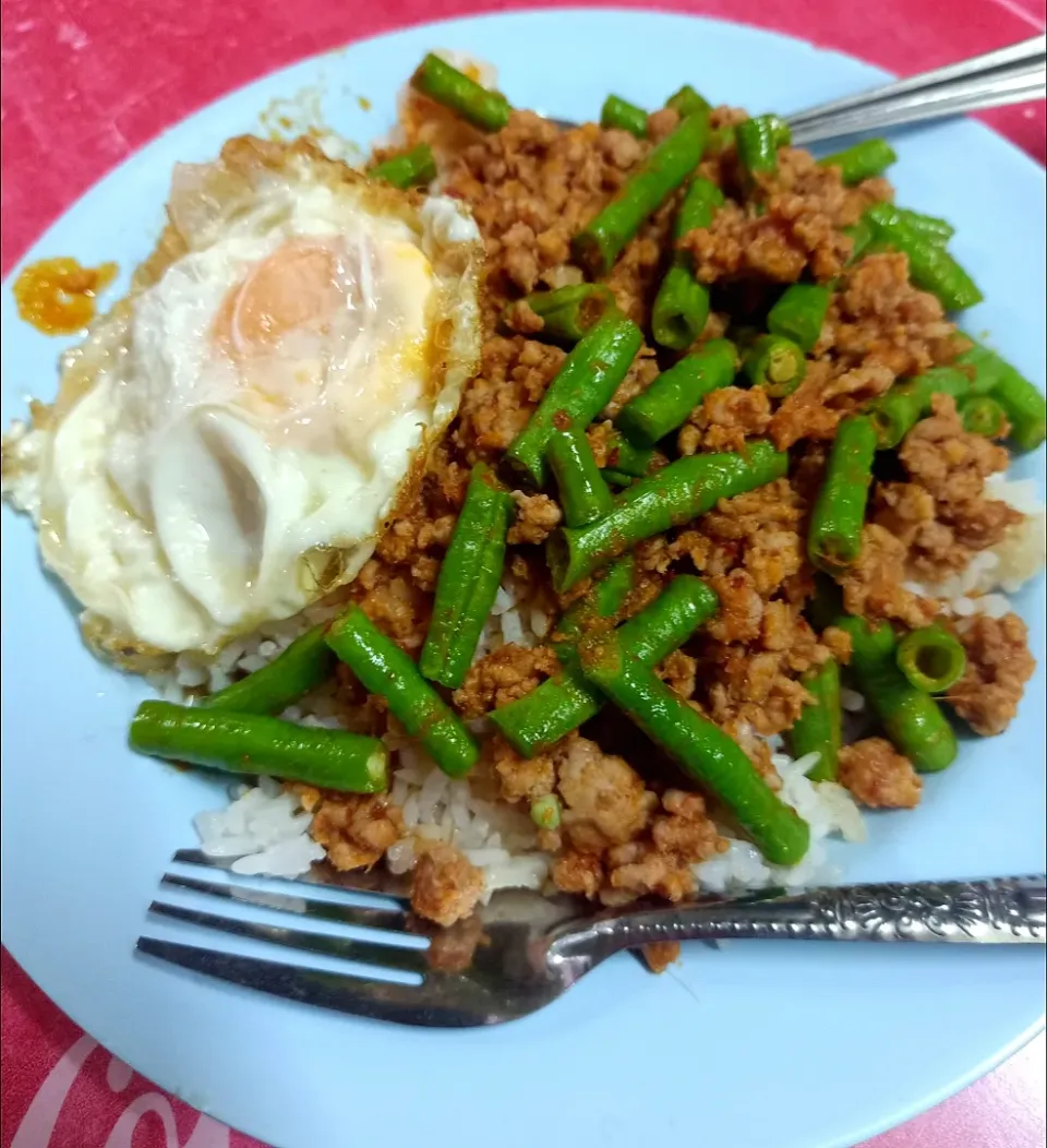 Stir-fried Minced Pork & Red Curry Paste w/ String Beans Topped w/ Fried Egg 🌶️🐷🍳🤤
(ผัดพริกแกงหมูสับไข่ดาว)|An'leeさん